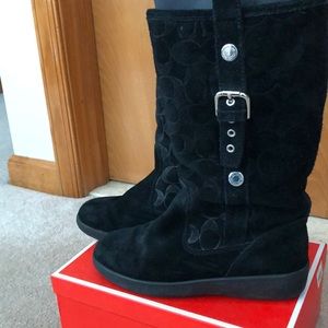 Signature Coach logo boots size 5 1/2